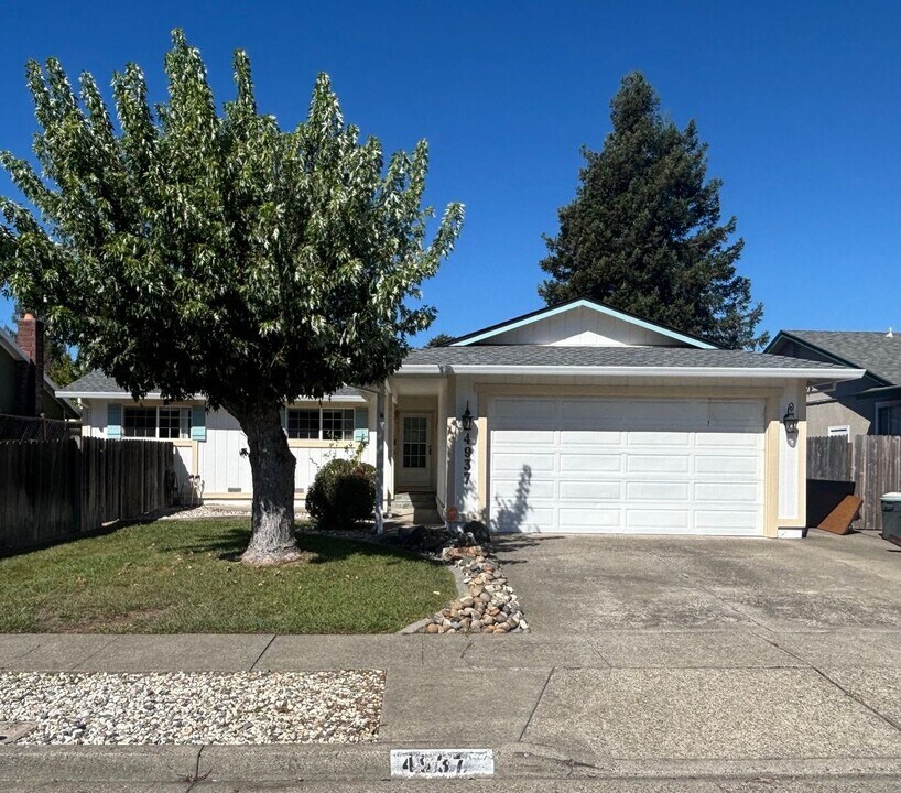 4937 Snark Ave in Santa Rosa, CA - Building Photo