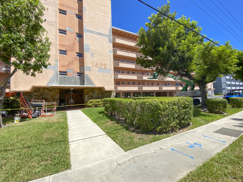 Fairways Royal Condos in Hallandale Beach, FL - Foto de edificio