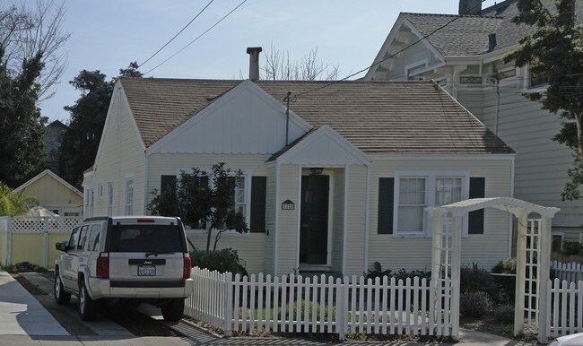 1226 Regent St in Alameda, CA - Foto de edificio - Building Photo