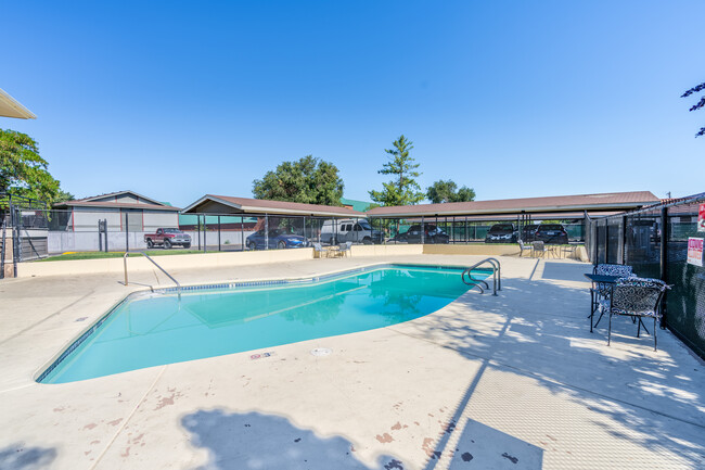 Clearwater Bay Apartments in Kennewick, WA - Building Photo - Building Photo