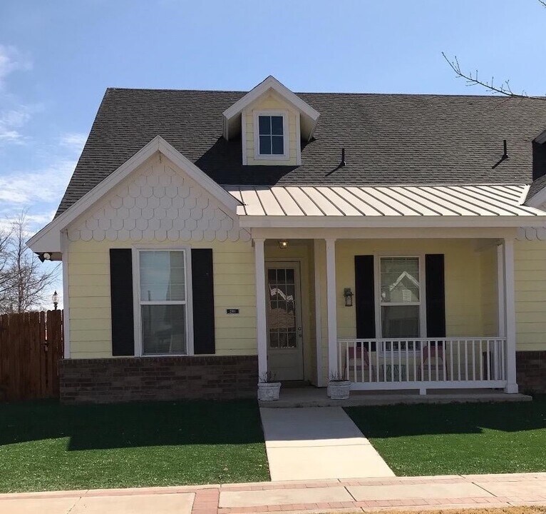 2101 10th St in Lubbock, TX - Building Photo