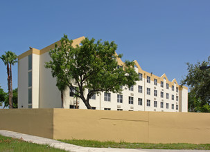 Hillmont Gardens in Fort Lauderdale, FL - Building Photo - Building Photo