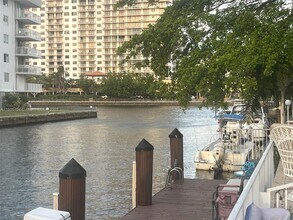 3915 NE 168th St in North Miami Beach, FL - Building Photo - Building Photo