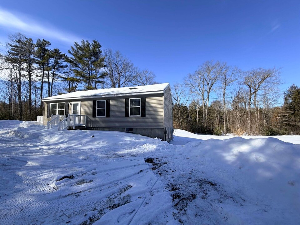 98 Ledge Hill Rd in Tuftonboro, NH - Building Photo
