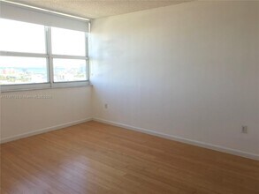 650 West Ave, Unit 1704 in Miami Beach, FL - Foto de edificio - Building Photo