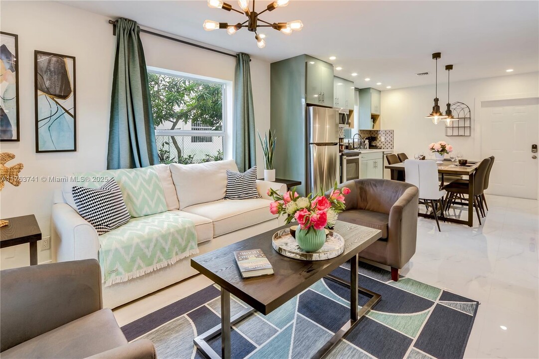 2302 Taylor St in Hollywood, FL - Building Photo