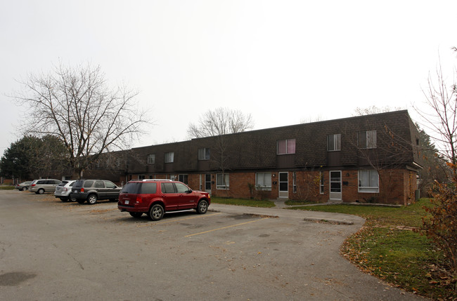 683-699 Dynes Rd in Burlington, ON - Building Photo - Primary Photo