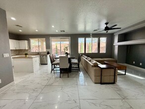 10424 Raining Sky St in Las Vegas, NV - Foto de edificio - Building Photo