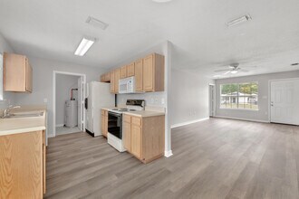 6042 Queen St in Milton, FL - Building Photo - Building Photo