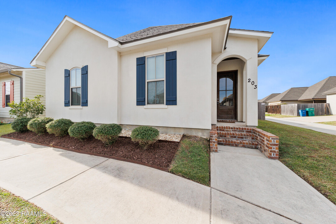 203 Parker Ln in Youngsville, LA - Building Photo