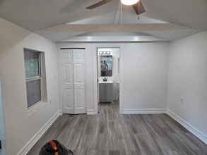 5034 2nd Ave S in St. Petersburg, FL - Foto de edificio - Building Photo