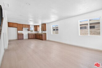 1120 W 110th St in Los Angeles, CA - Building Photo - Building Photo