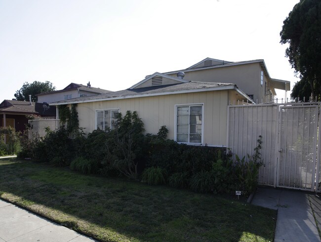 13358 Victory Blvd in Van Nuys, CA - Building Photo - Building Photo