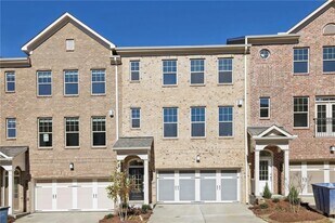 1358 Live Oak Ln in Brookhaven, GA - Building Photo