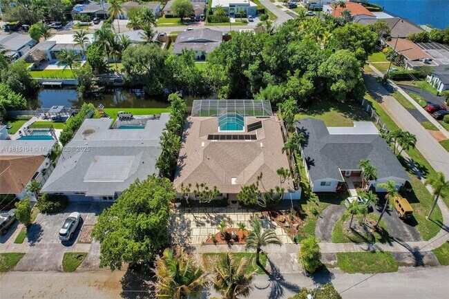 2310 NE 195th St in Miami, FL - Building Photo - Building Photo