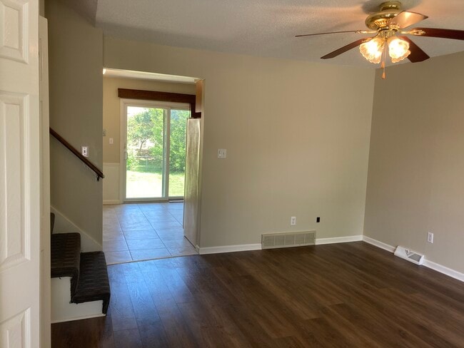 1406 E Willow Dr in Olathe, KS - Building Photo - Building Photo