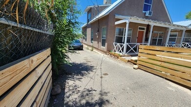 1021 Edith Blvd NE in Albuquerque, NM - Foto de edificio - Building Photo