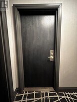 297 College St in Toronto, ON - Building Photo