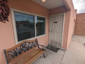 6016 Landry Ave NW in Albuquerque, NM - Foto de edificio - Building Photo