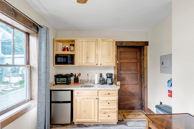144 Oakland Cir, Unit 1A in Canton, NC - Building Photo - Building Photo