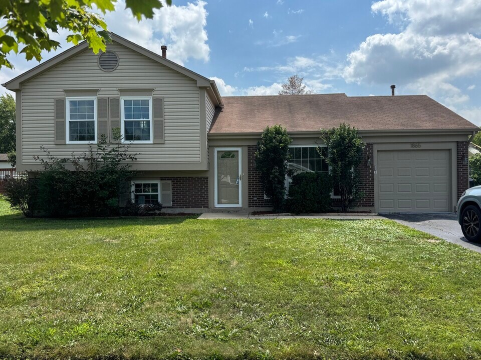 1865 DeForest Ln in Hanover Park, IL - Building Photo