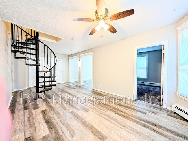 61 Delos St W in St. Paul, MN - Foto de edificio - Building Photo