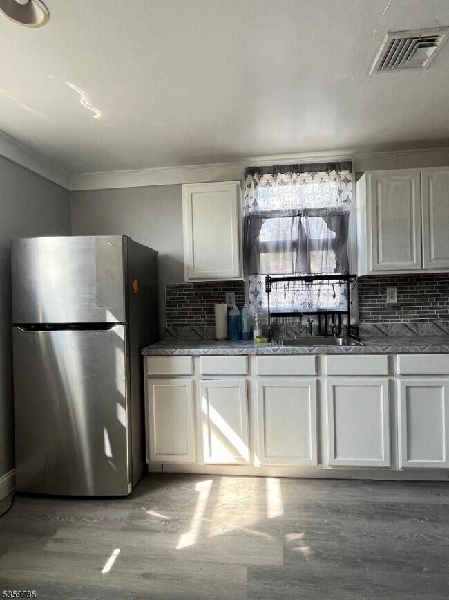 826 E Curtis St in Linden, NJ - Building Photo - Building Photo
