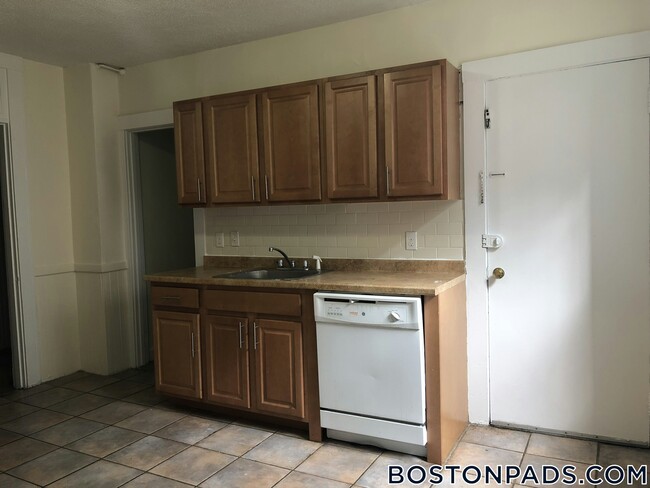 8 Barrows St, Unit 1 in Boston, MA - Foto de edificio - Building Photo