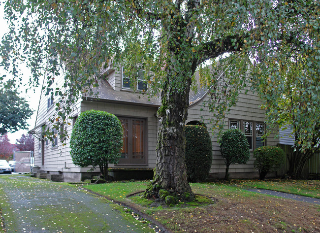 1076 Liberty St SE in Salem, OR - Foto de edificio - Building Photo