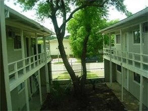 205 Avondale St in Houston, TX - Foto de edificio - Building Photo