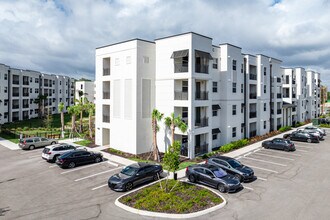 Estero Vista in Ft. Myers, FL - Foto de edificio - Building Photo