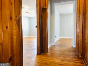 406 E Main St in Hogansville, GA - Foto de edificio - Building Photo