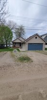 8532 Riverside Dr in Brighton, MI - Building Photo