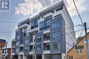 800 Broadview Ave in Toronto, ON - Building Photo