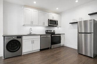 346 W 52nd St in New York, NY - Building Photo - Building Photo