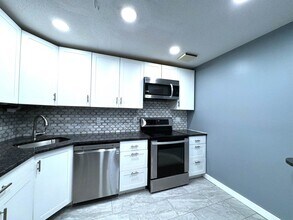 14 Flintlock Ln in Merrimack, NH - Building Photo - Building Photo