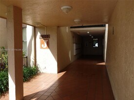 14525 N Kendall Dr in Miami, FL - Building Photo