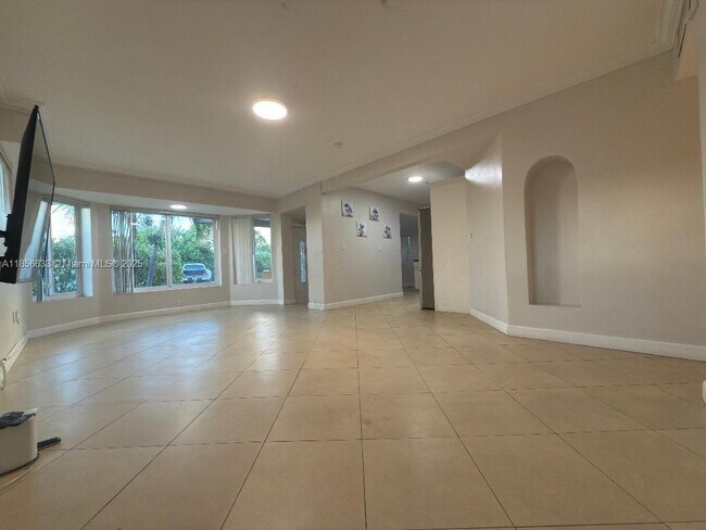 716 NE 7th St in Hallandale Beach, FL - Building Photo - Building Photo