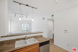 100 S Alameda St in Los Angeles, CA - Building Photo - Building Photo
