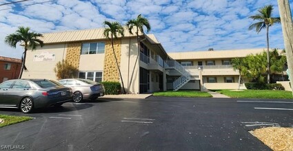 909 SE 46th Ln in Cape Coral, FL - Foto de edificio - Building Photo