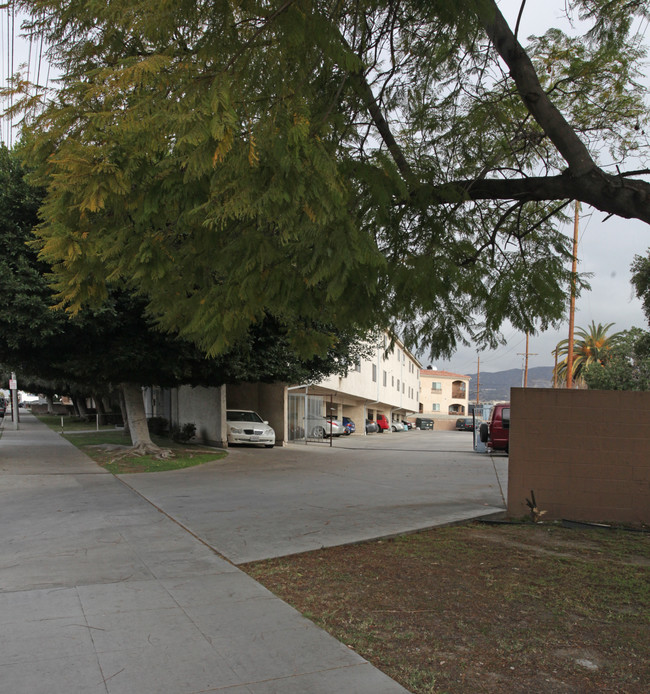 510 S Lake St in Burbank, CA - Foto de edificio - Building Photo