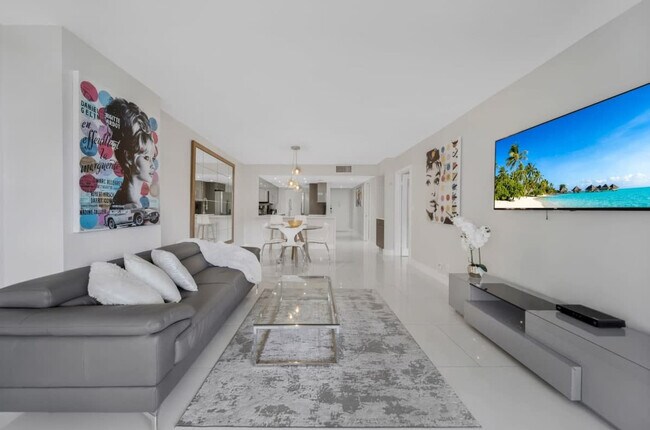 1717 N Bayshore Dr in Miami, FL - Building Photo - Building Photo
