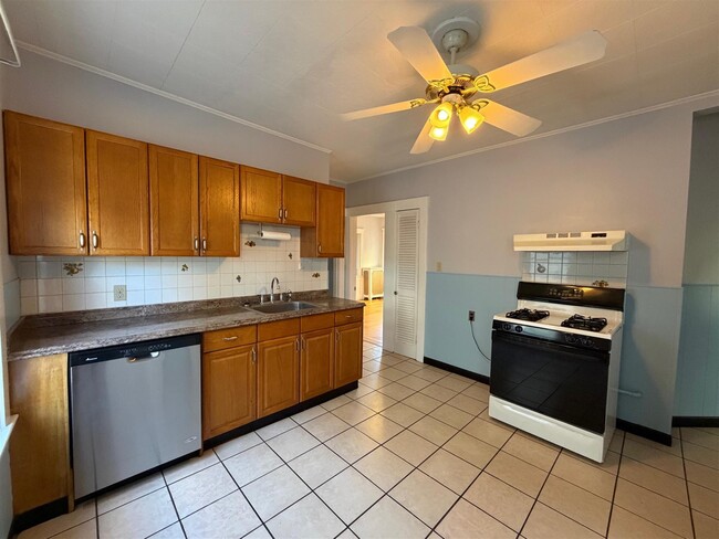 127 Walnut St, Unit 2 in Somerville, MA - Building Photo - Building Photo