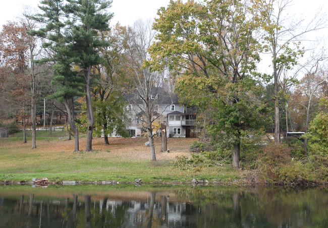 32 Millerton Rd in Lakeville, CT - Foto de edificio - Building Photo