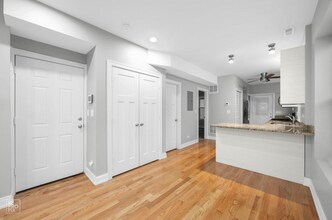 3251 W Carroll Ave, Unit 2 in Chicago, IL - Building Photo - Building Photo