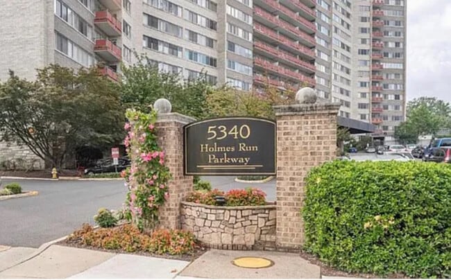 5340 Holmes Run Pky, Unit 1118 in Alexandria, VA - Foto de edificio - Building Photo