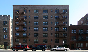 2401 Nostrand Ave in Brooklyn, NY - Foto de edificio - Building Photo