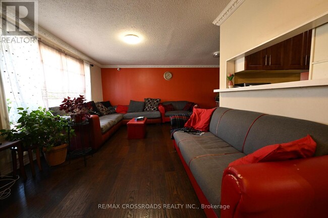 41 Gemshaw Crescent in Toronto, ON - Building Photo - Building Photo