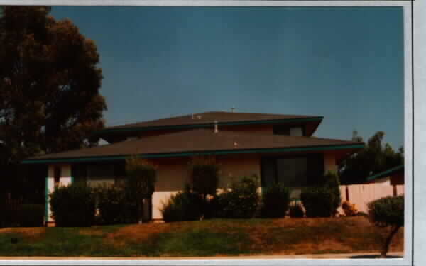 112 S Lindsay St in Lake Elsinore, CA - Foto de edificio - Building Photo