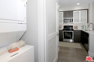 1040 Glendon Ave in Los Angeles, CA - Building Photo - Building Photo